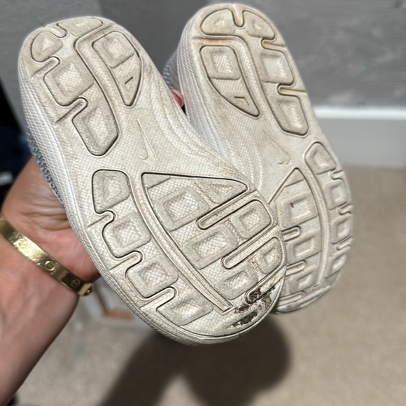 Nike baby sneaker size 6 - Picture 4 of 4